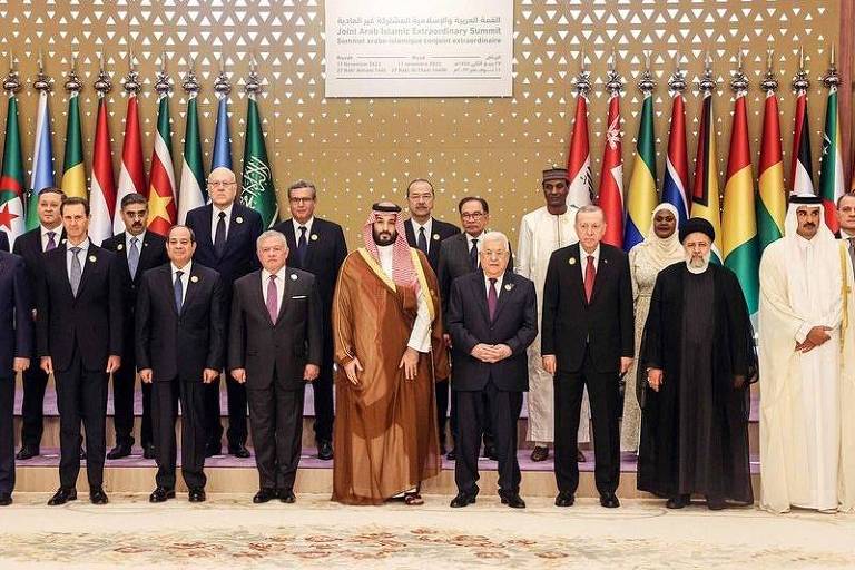 Em destaque no jornal Gulf News, a partir da esquerda, os líderes sírio, egípcio, jordaniano, saudita, palestino, turco, iraniano e qatari, à frente na foto de grupo da cúpula em Riad, no sábado, 11 de novembro de 2023