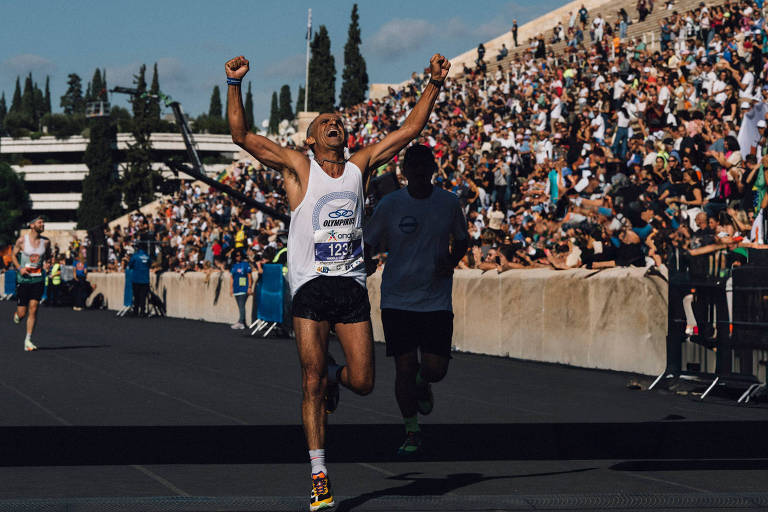 Vanderlei Cordeiro de Lima volta à maratona de Atenas nos braços do povo grego