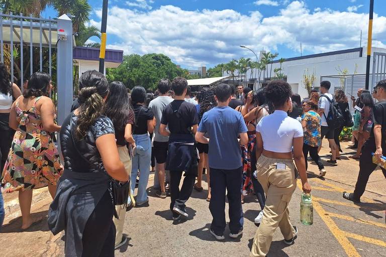 Participantes do Enem 2023 entram no UniCeub, em Brasília, para o segundo dia de provas