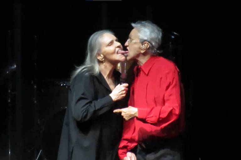 Caetano Veloso e Angela Ro Ro recriam foto de 'beijo' de 1978 em show no Rio