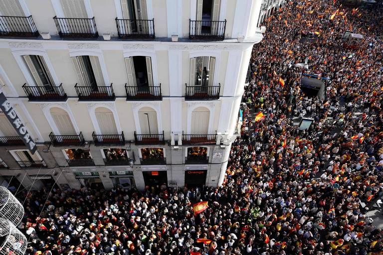 Direita da Espanha reúne milhares em ato enquanto Sánchez se prepara para novo mandato