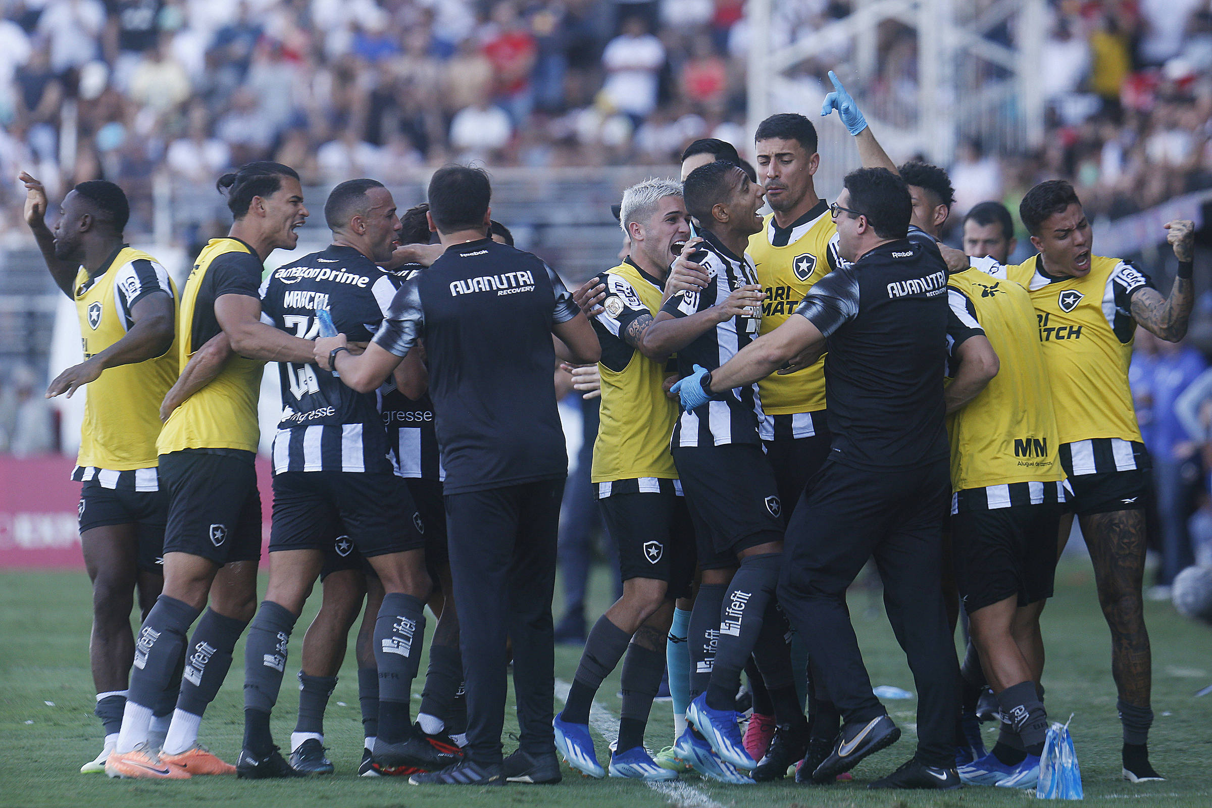 Em jogo de duas viradas, Grêmio e Bragantino empatam no Brasileirão