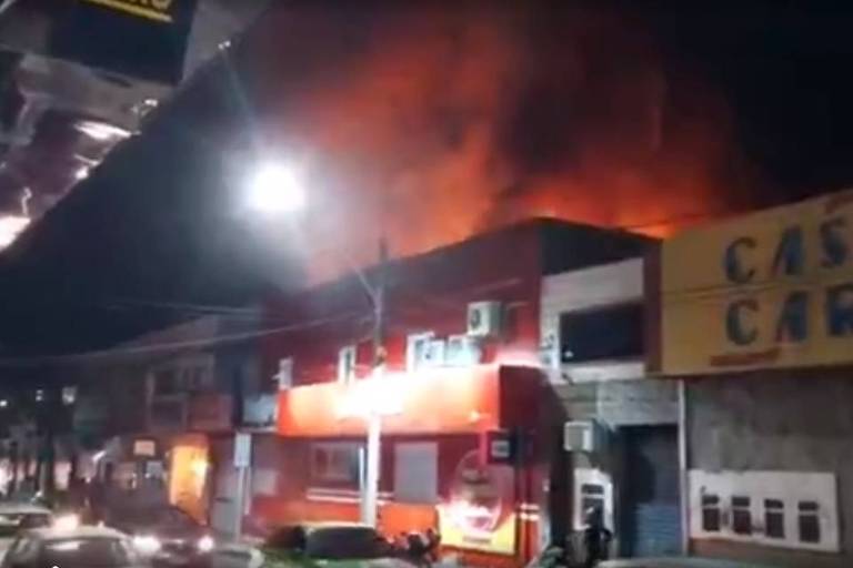 Incêndio destrói loja de rede varejista em São Carlos (SP)
