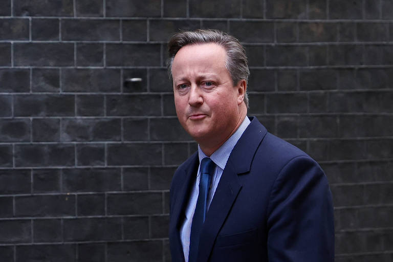 O ex-premiê britânico David Cameron em frente à sede do governo na Downing Street, em Londres
