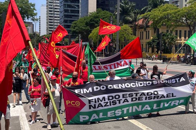 Bandeiras do PCO e do Hamas em manifestação na avenida Paulista, em São Paulo