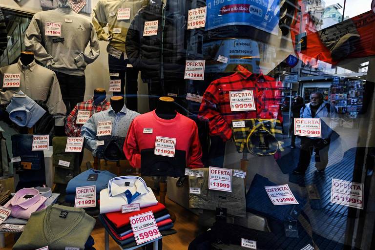 Argentinos recorrem a roupas usadas contra inflação de 140%: 'Não dá para comprar novo'