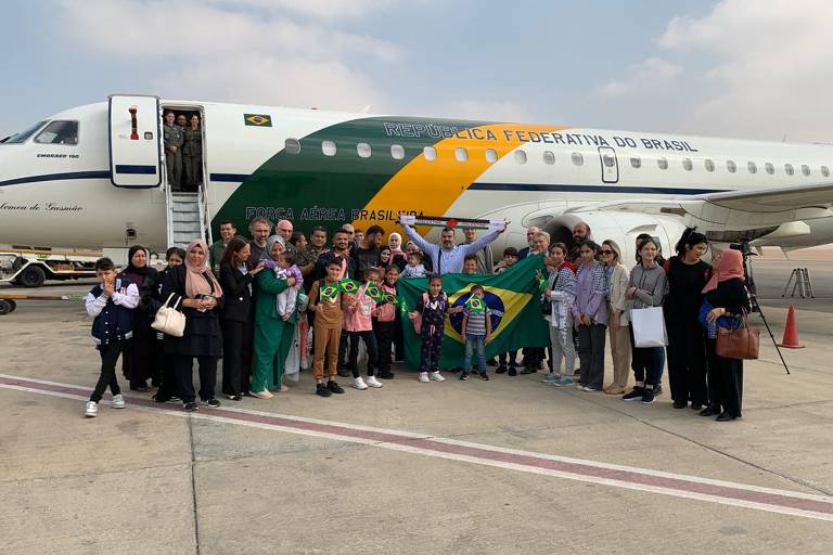 Grupo de 32 brasileiros e familiares que estavam na Faixa de Gaza embarca em voo da FAB (Força Aérea Brasileira) rumo ao Brasil no dia 13 de novembro, um dia após deixarem o território palestino e 37 dias depois de a guerra começar