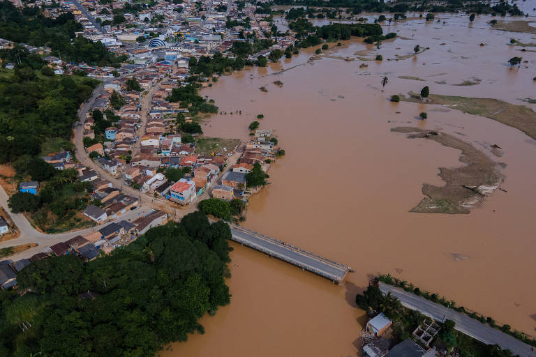 Foto aérea de bairro do município de Itamarajú, interior do estado da Bahia, mostra cheia de rio após chuvas intensas, que derrubaram parte da ponte
