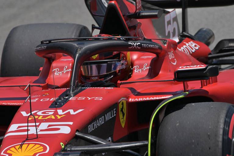 O piloto espanhol da Ferrari, Carlos Sainz, corre durante a qualificação de sprint no Autódromo de Interlagos, em São Paulo, em 4 de novembro de 2023, antes do Grande Prêmio do Brasil de Fórmula 1
