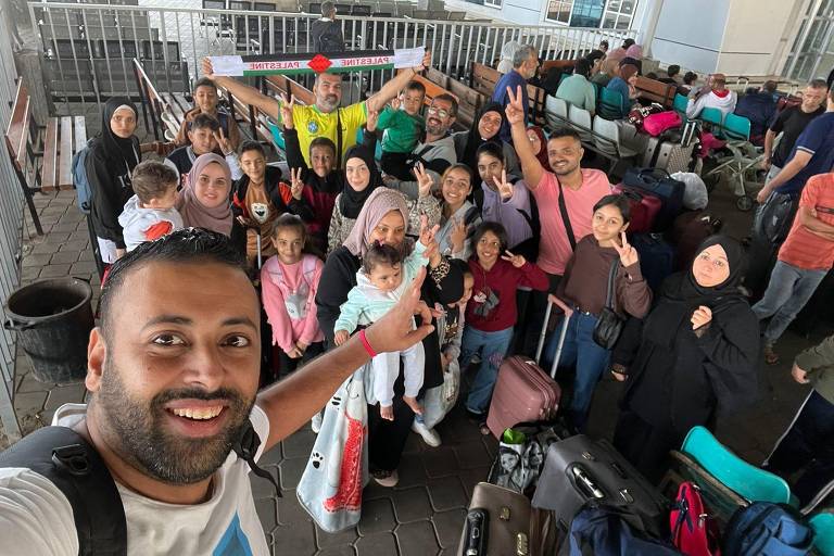 Rabee, que já se refugiou no Brasil durante outros conflitos na região, tira foto do grupo na fronteira, antes de sair do território palestino