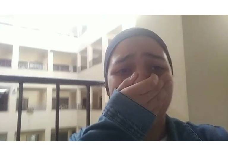 Shahed al-Banna, 18, em trecho de vídeo gravado desde a escola católica que abrigou os brasileiros nos primeiros dias de conflito, antes de o grupo conseguir ir para o sul do território