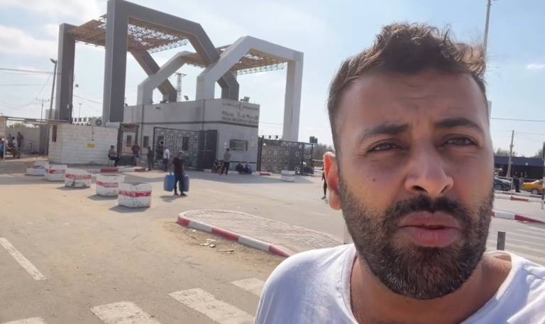 O palestino Hassan Rabee filma a passagem de Rafah após brasileiros serem incluídos na lista de pessoas autorizadas a sair do território; posto foi fechado no mesmo dia