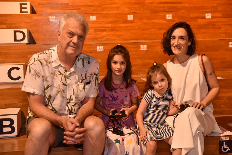 Pedro Bial com a esposa  Maria Prata e as filhas Laura e Dora no desfile da grife "João Maraschin"
