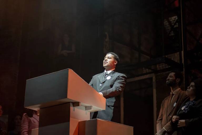 Cena de "Luther King - O Musical", sobre o ícone antirracista americano
