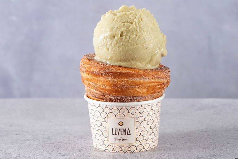 Cone de croissant com gelato, do Levena e Gelato Boutique