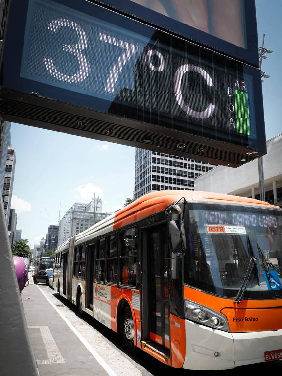Relógio de rua marca a temperatura de 37°C na avenida Paulista nesta segunda-feira, dia de recorde de calor na capital