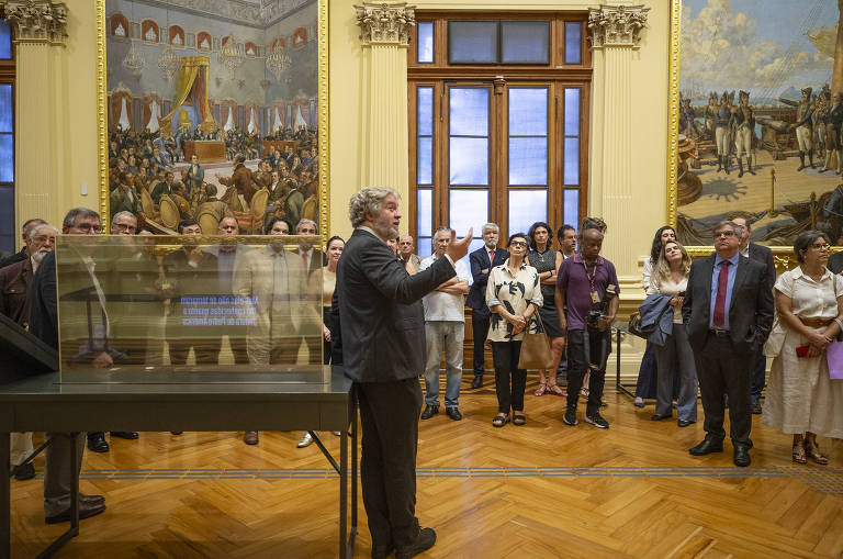 O professor e historiador Paulo Cesar Garcez, chefe de divisao de acervo e curadoria do Museu Ipiranga, faz uma visita guiada para potenciais doadores durante lançamento do Programa Patronos do Fundo Patrimonial da USP