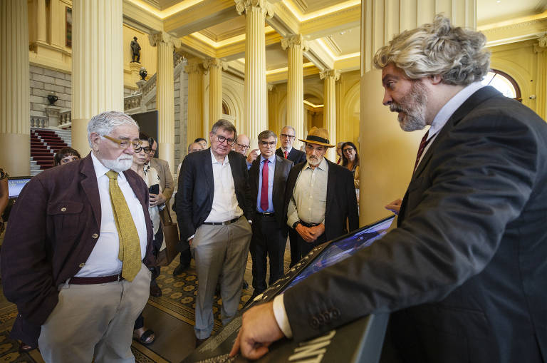 Celso Lafer (esq.) e José Luiz Egydio Setúbal, embaixadores do Programa de Patronos da USP, acompanham visita pelo Museu do Ipiranga guiada pelo professor e historiador Paulo Cesar Garcez, chefe de divisão de acervo e curadoria do museu