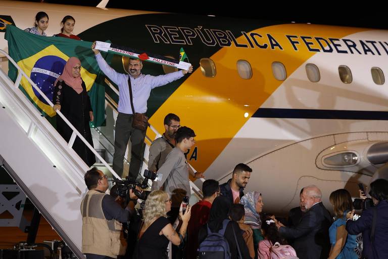 Repatriados da Faixa de Gaza desembarcam em Brasília e são recebidos pelo presidente Lula (PT)