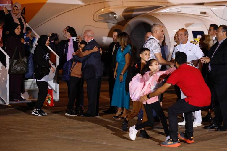 Repatriados da Faixa de Gaza chegam à Base Aérea de Brasília e são recebidos pelo presidente Lula (PT) e ministros