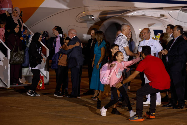 Brasileiros que estavam na zona de conflito da Faixa de Gaza, no Oriente Médio, chegam ao Brasil após serem repatriados pelo governo brasileiro; o presidente Lula foi à base aerea de Brasília para recebê-los