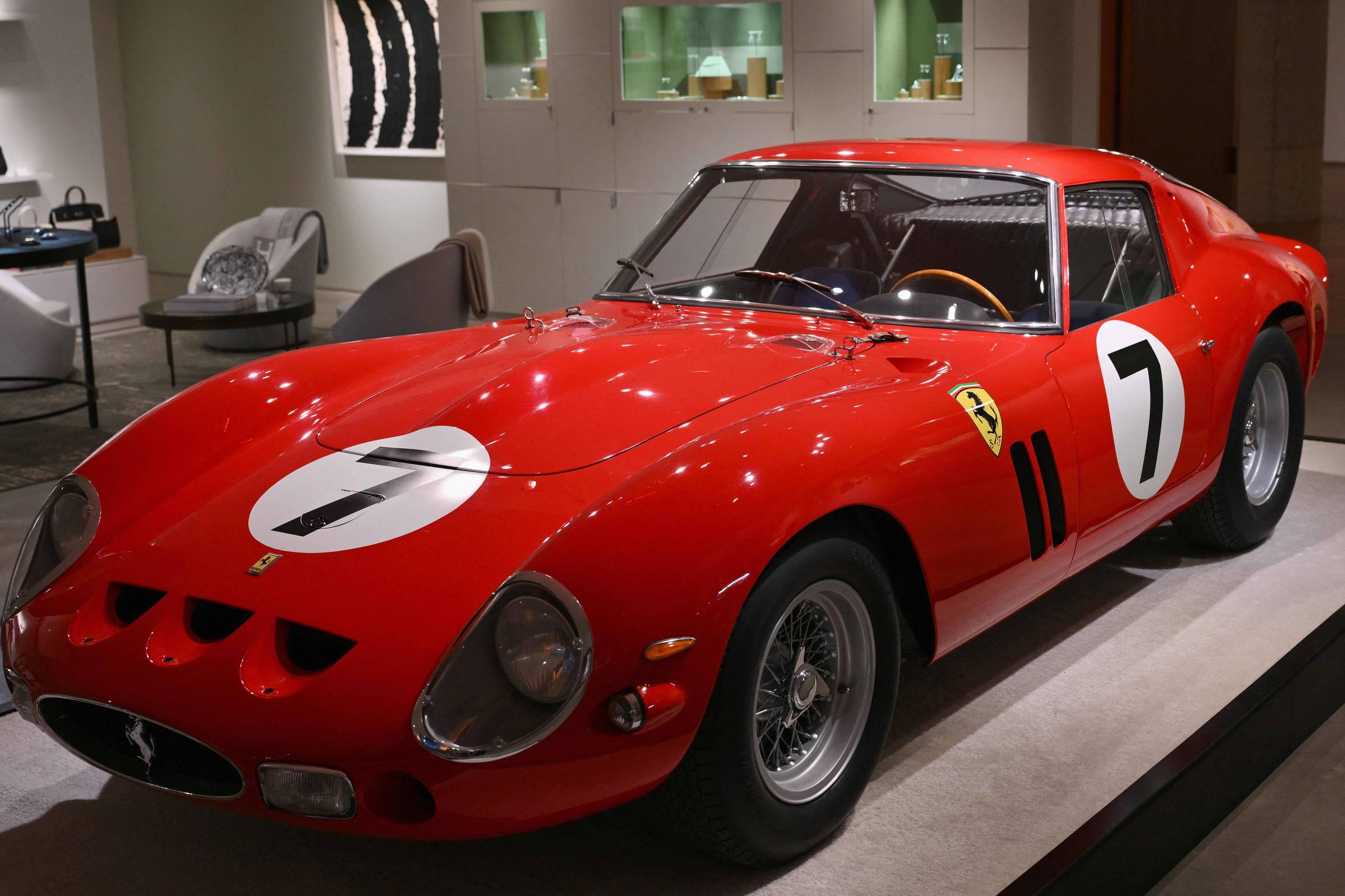 Ferrari de 1962 é leiloada por US$ 51,7 milhões, segundo maior valor entre carros clássicos; veja fotos