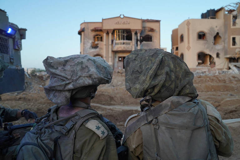 Soldados usando a cobertura de capacete Mitznefet na ação israelense em Gaza