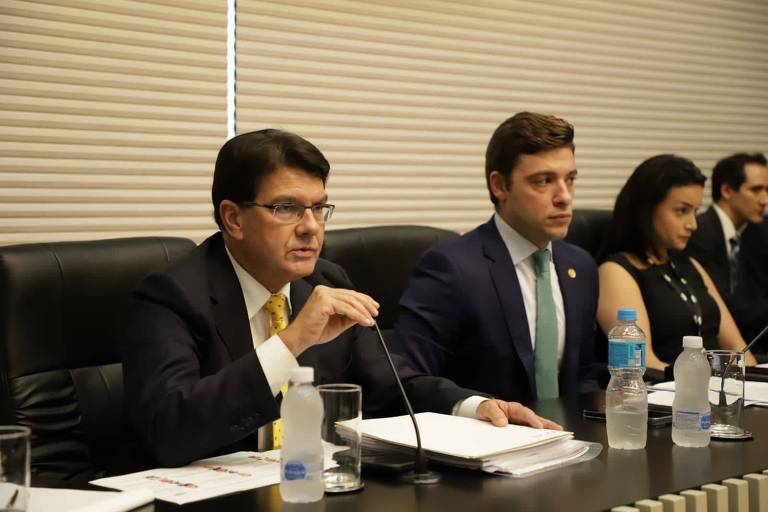 Max Xavier Lins (à esq.), executivo da Enel São Paulo, presta depoimento em CPI na Alesp