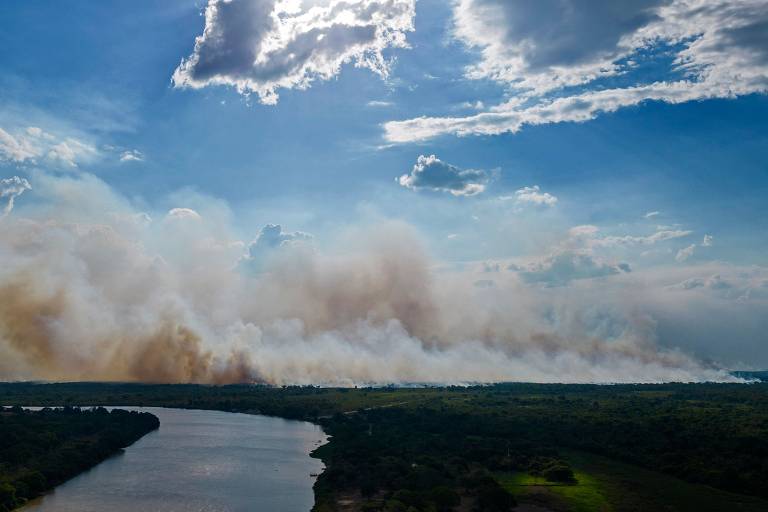 Fumaça de incêndio florestal na região de Porto Jofre, Mato Grosso
