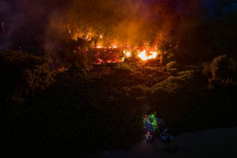 Incêndio florestal no Parque Encontro das Águas, às margens do rio São Lourenço, no Pantanal, perto de Poconé, Mato Grosso
