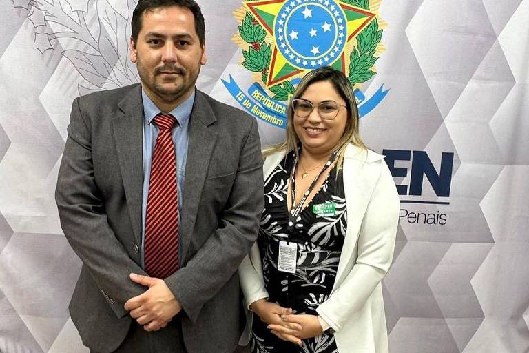 Luciane Barbosa Farias, esposa de homem apontado como líder de facção, posa para foto com Rafael Velasco, secretário da Senappen (Secretaria Nacional de Políticas Penais)