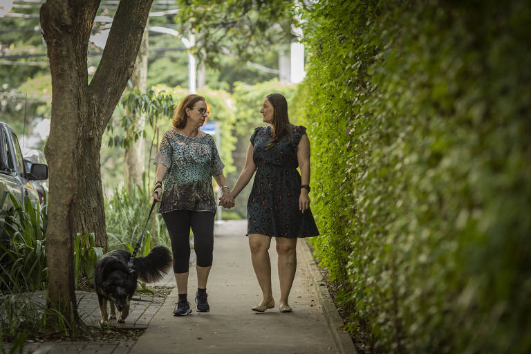 Maria Cecília Mattos, 70, que tem Alzheimer, passeando com o seu cachorro e sua filha Thayna Mattos, 36