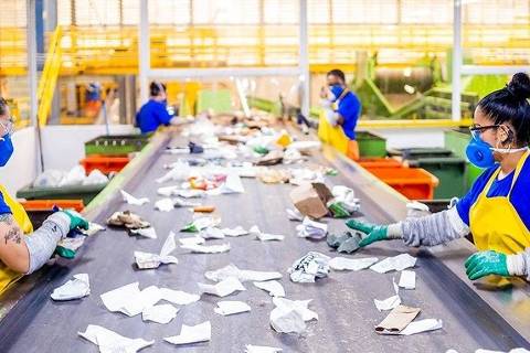 Funcionárias trabalham em cooperativa de reciclagem na capital; atividade gera empregos e contribui para melhorar o meio ambiente  
