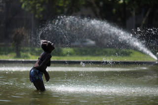 Brazilians cool down in water in 'high-danger' heat wave