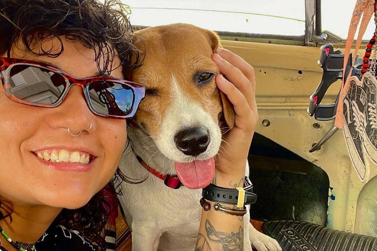 selfie de mulher com óculos de sol e cachorra dentro de fusca