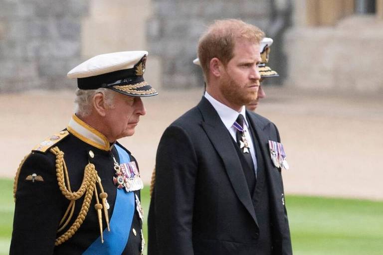 Barrado na festa dos 75 anos do pai, príncipe Harry aparece na homenagem oficial da família real