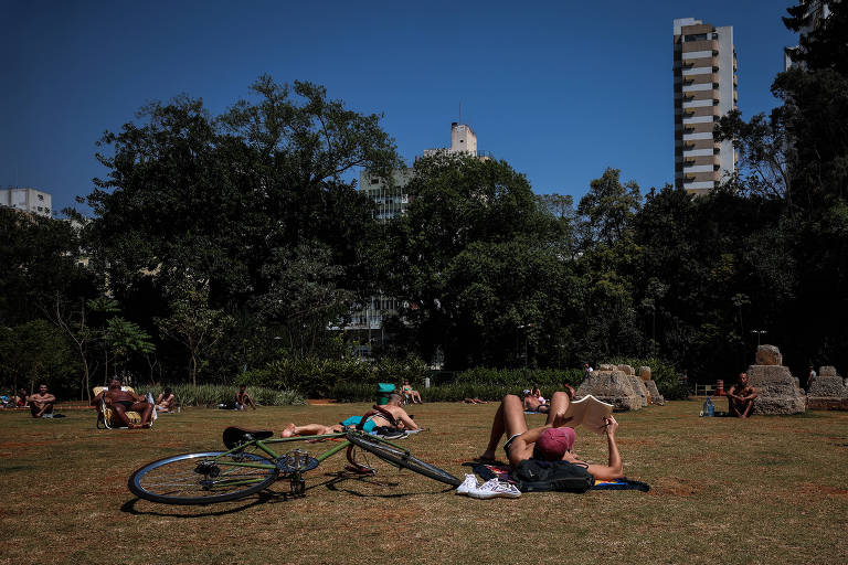 Pessoas deitadas no gramado do parque Augusta, na capital paulista