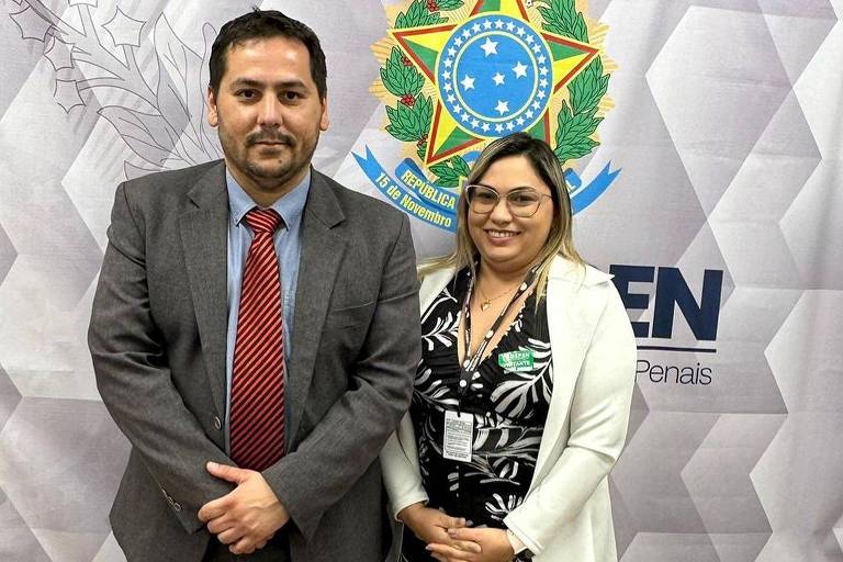 Luciane Barbosa Farias, esposa de homem apontado como líder de facção, posa para foto com Rafael Velasco, secretário da Senappen (Secretaria Nacional de Políticas Penais)