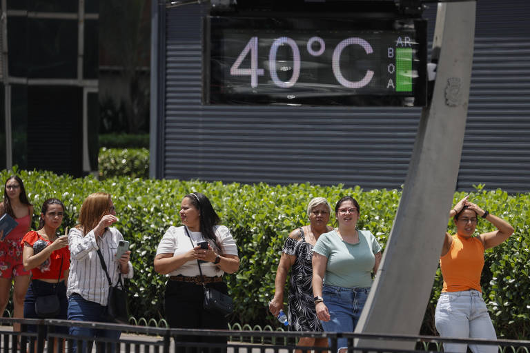 Pessoas caminham pela Avenida Paulista, onde termômetros registram 40ºC
