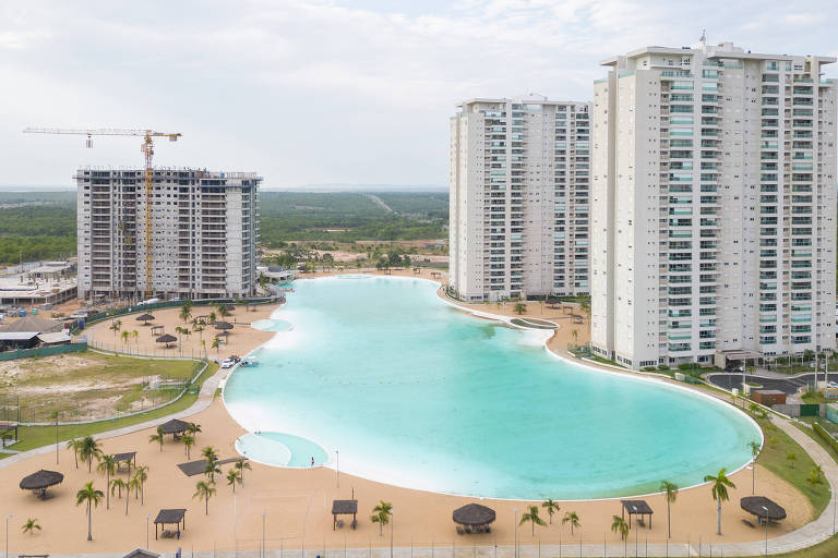 A piscina gigante do condomínio Brasil Beach Home Resort Cuiabá que está ajudando os moradores a diminuir a sensação de calor 