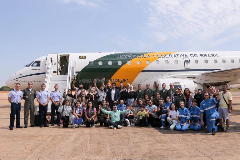 Grupo de repatriados de Gaza embarca para São Paulo, saindo da Base Aérea de Brasília