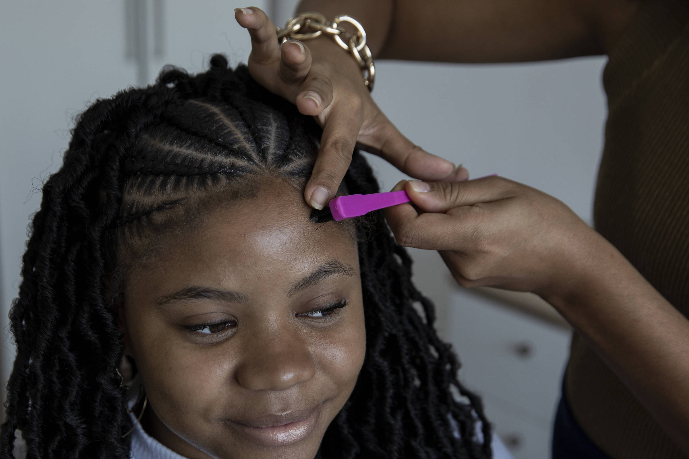 Baby hair is a hairstyle that frames the faces of black women;  see tips to do