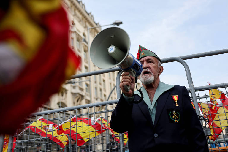 Premiê da Espanha diz que anistia é mal menor em Congresso cercado por polícia