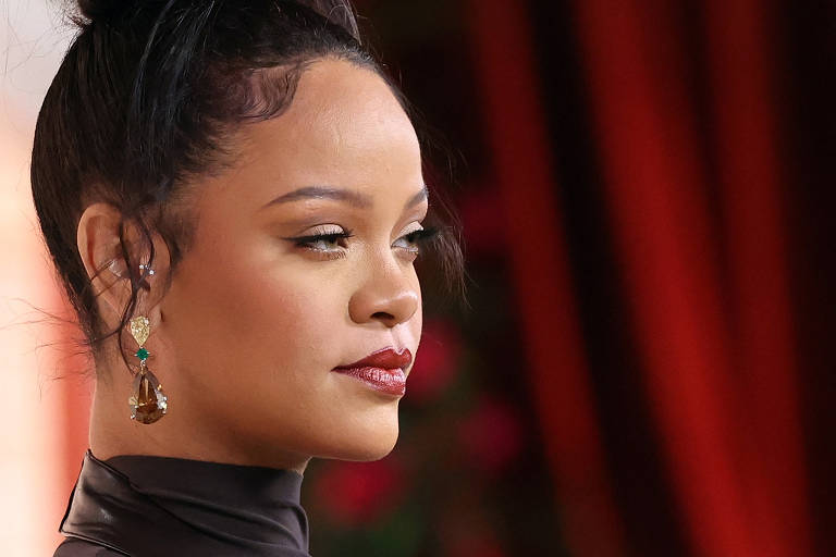 Rihanna convida fãs para dentro do próprio carro e vídeos viralizam