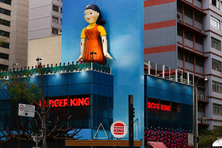 Burger King da avenida Paulista, com decoração temática da série 'Round 6'