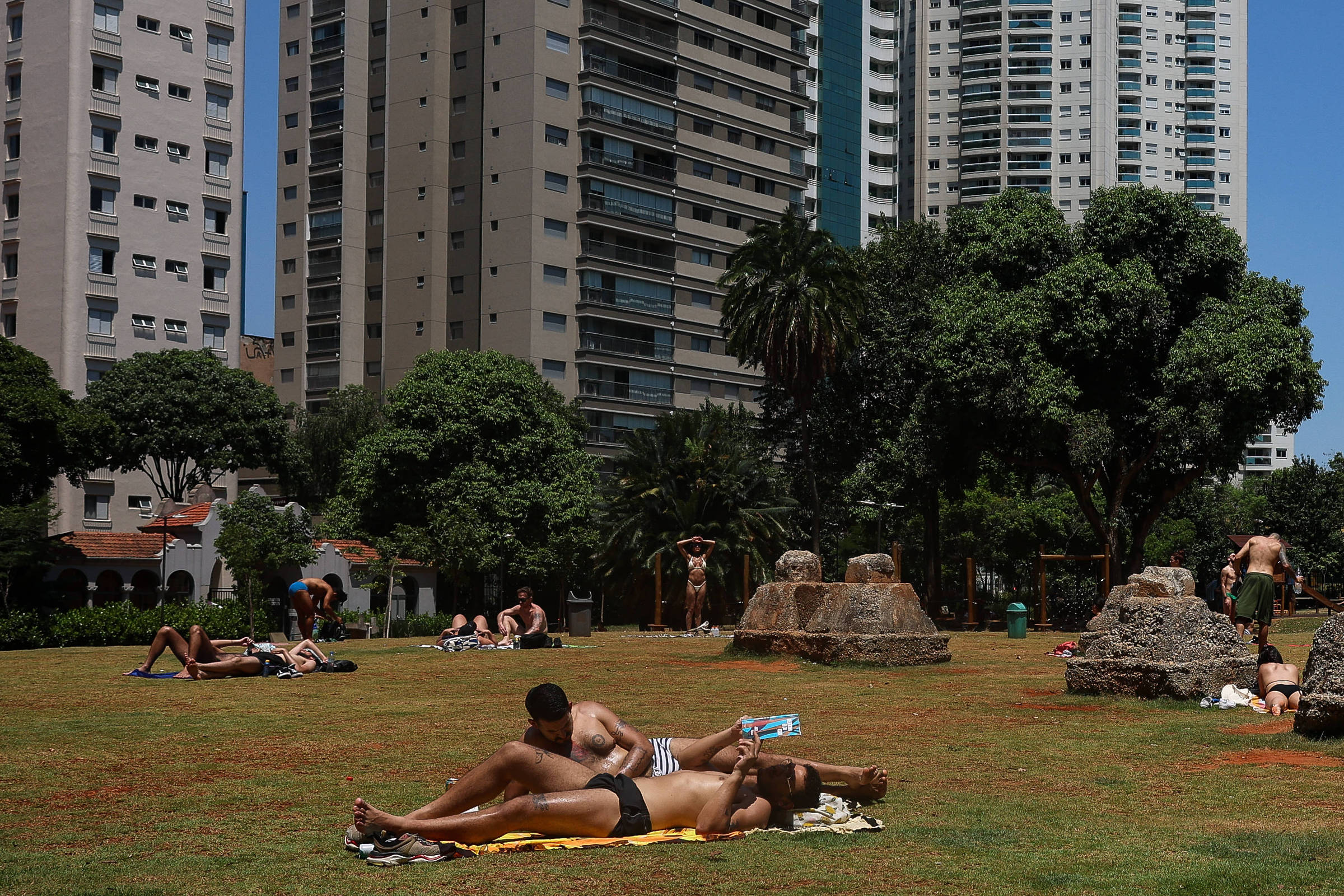 Forte calor faz Parque Nacional de Brasília ficar lotado