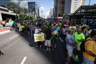 Bolsonaristas se escondem do sol durante ato esvaziado com pautas conservadoras 