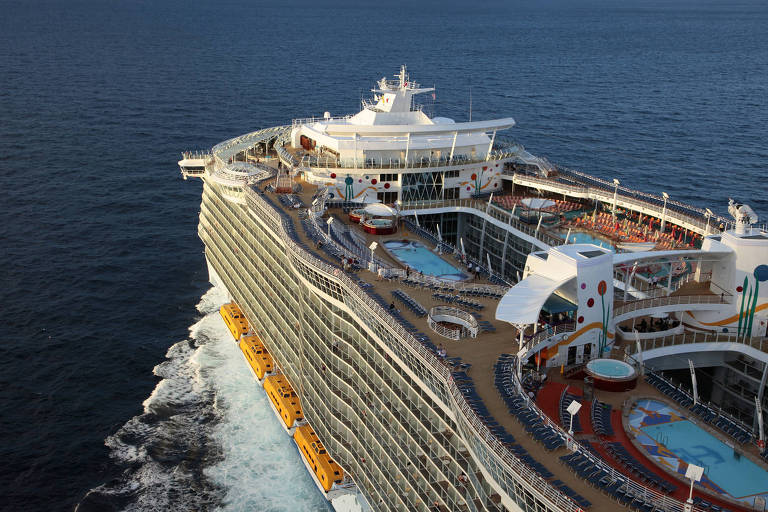 Allure of the Seas, da empresa Royal Caribbean, que já foi o maior transatlântico do mundo. Navio receberá cruzeiro temático da cantora Taylor Swift - que não estará a bordo