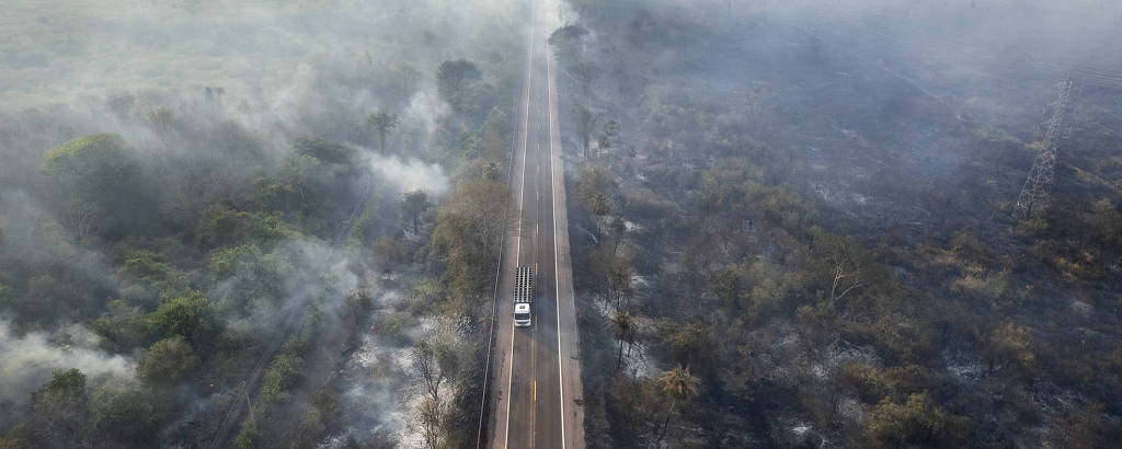 Caminhão na estrada cheia de fumaça visto de drone
