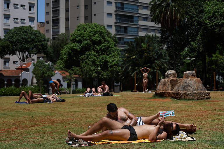 Paulistanos deitados no gramado do parque Augusta aproveitam o dia de calor de 36,4ºC no feriado de Proclamação da República